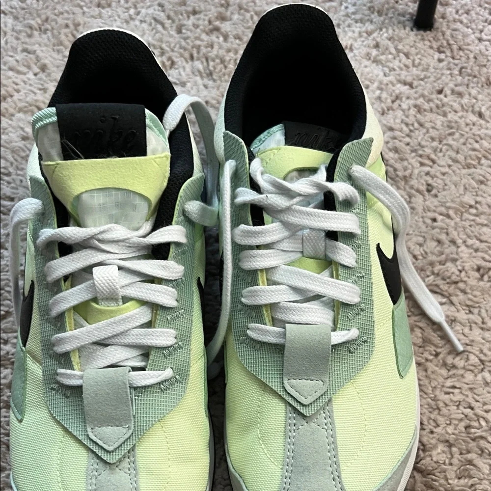 Nike Lime and Black Women's Sneakers - Picture 7 of 9